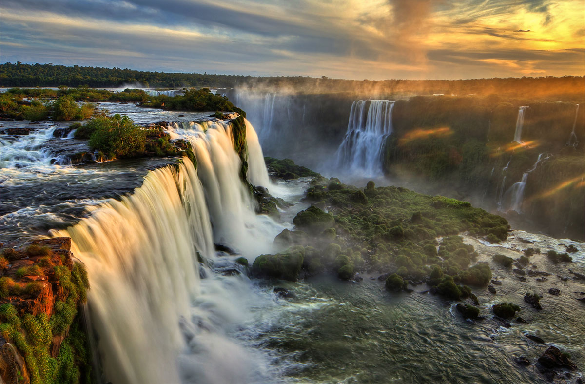 Комплекс водопадов на границе бразилии аргентины. Водопады Игуасу Аргентина Бразилия. Аргентина достопримечательности водопады Игуасу. Водопады Фоз де Игуасу. Бразилия водопад Игуас.
